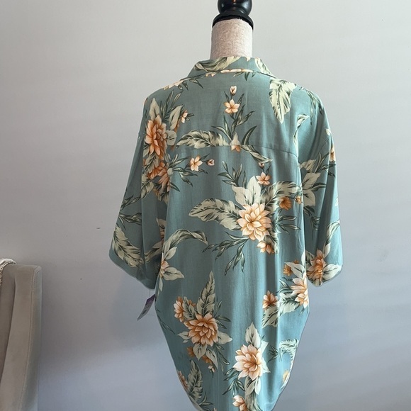 Tommy Bahama 100% SILK
Hawaiian Shirt Men's MEDIUM
Light green w/ Beige Flowers - Picture 6 of 10